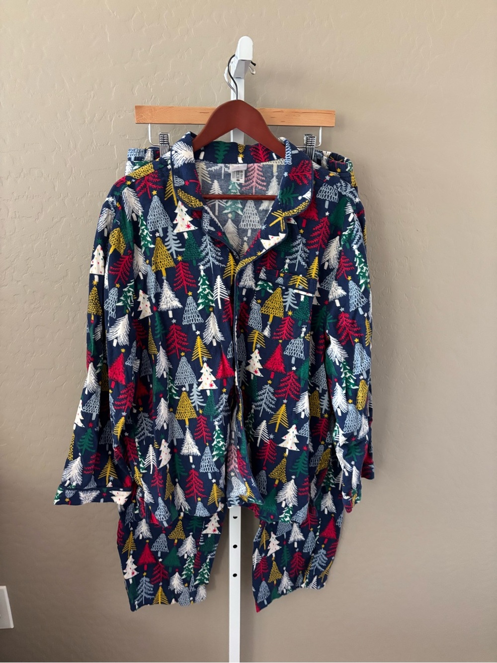 Hannah Anderson | Cozy Holiday Tree Print Pajama Set - Multicolor
